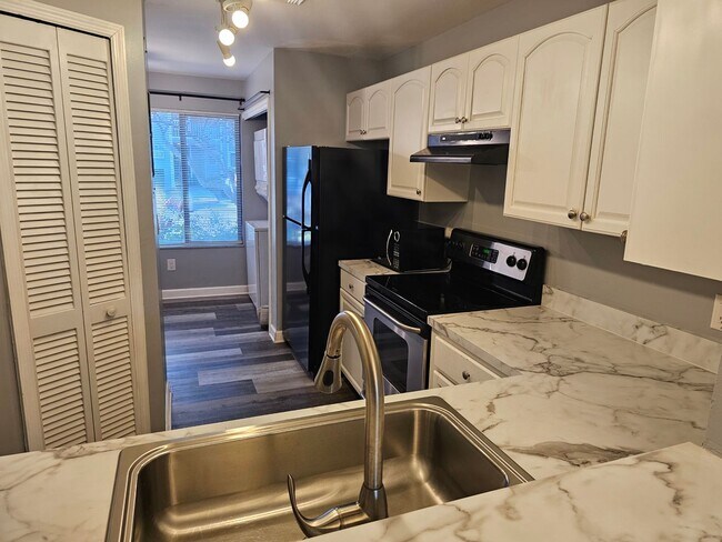 Building Photo - East Side 2 Bed 2 Bath Condo, Near Full Sa...