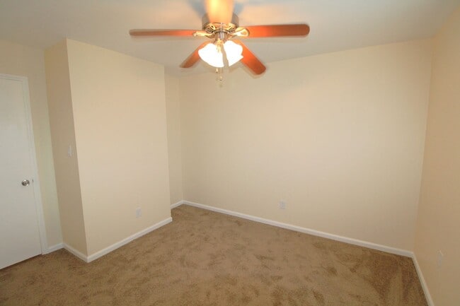 Building Photo - Renovated 2 bedroom Townhome in Belmont!