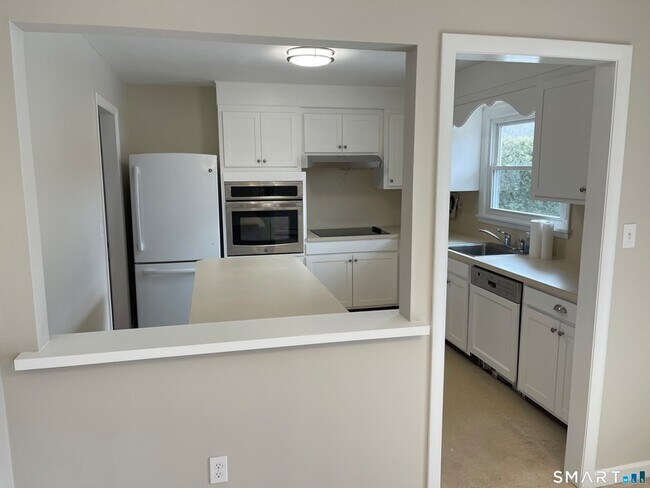 Building Photo - 7 Riverbend Dr