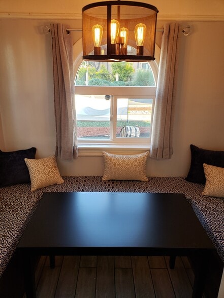 Breakfast Nook - 3001 Edgehill Dr