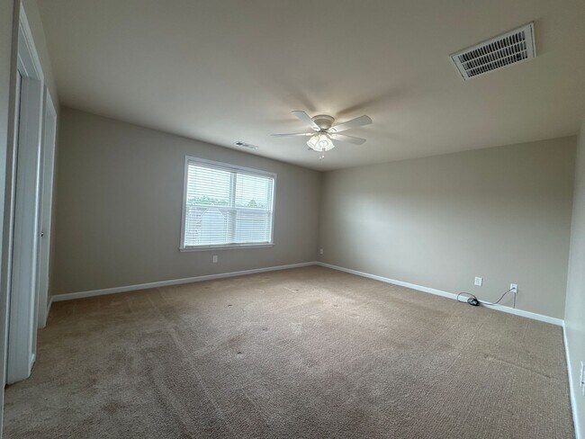 Building Photo - Well-Maintained 4BR Home in Lebanon | Great Location + Natural Light