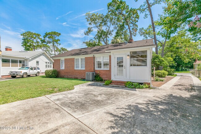 Building Photo - 2238 Southampton Rd