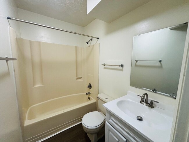 Building Photo - 4 Bedroom 2.5 Bath Townhouse