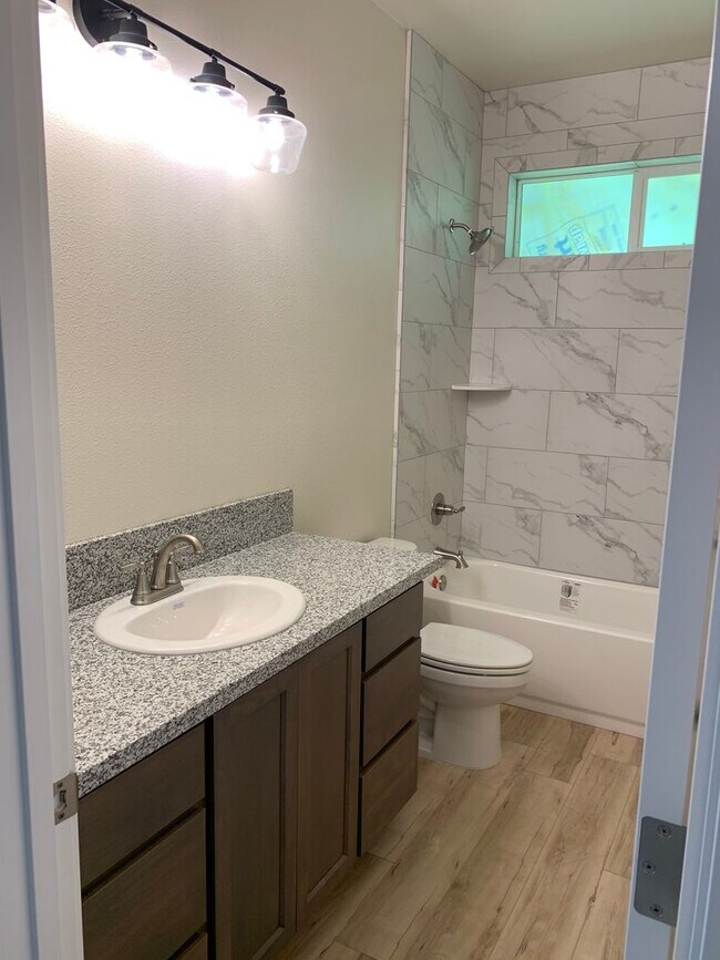 Building Photo - Newer Home for rent