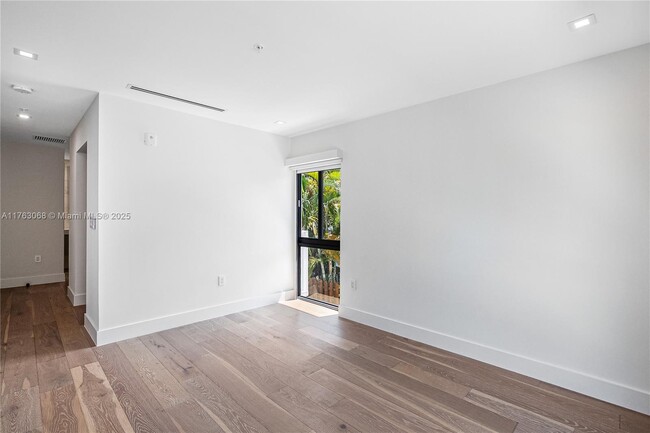 Building Photo - 204 Sunrise Dr