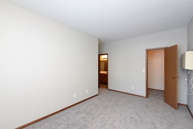 Building Photo - Updated 2 Bed, 1 Bath Townhome in West Fargo!