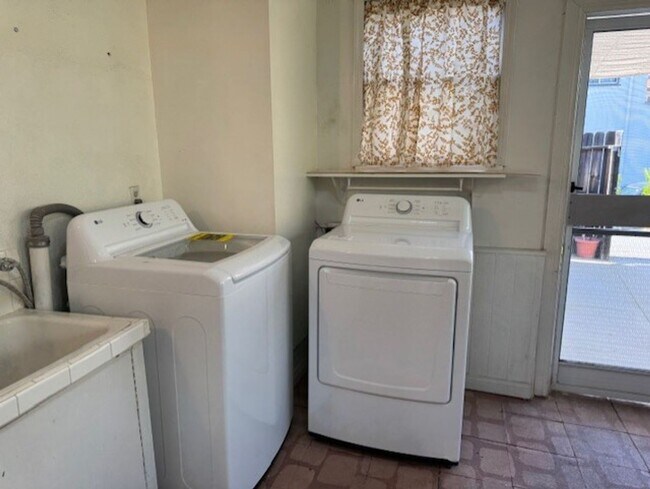 Building Photo - One bedroom, one bath in La Crescenta