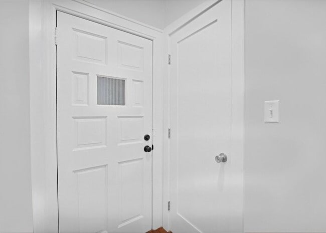 Building Photo - Renovated 2 Bedroom in Downtown Victorian Complex