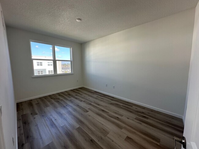Building Photo - Spacious 2-Bedroom + Den Apartment in Prim...