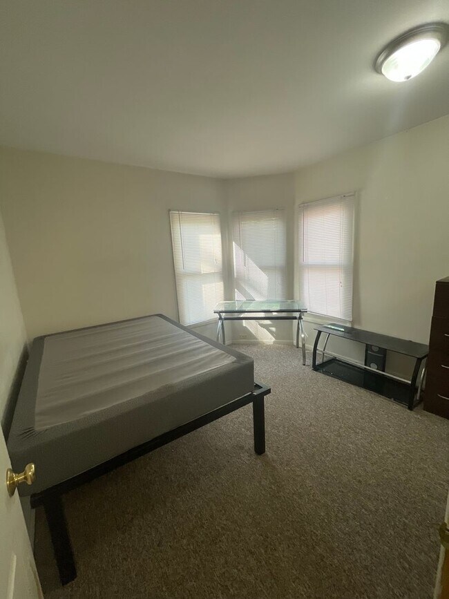 Building Photo - 926 Sylvan Ave