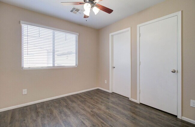 Building Photo - 2014 N 77th Dr