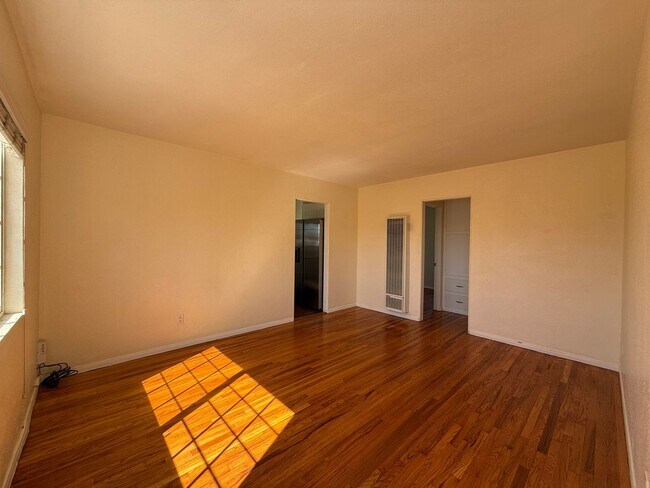 Building Photo - Kensington_Upper level Spacious 1Bed 1Bath reserved parking