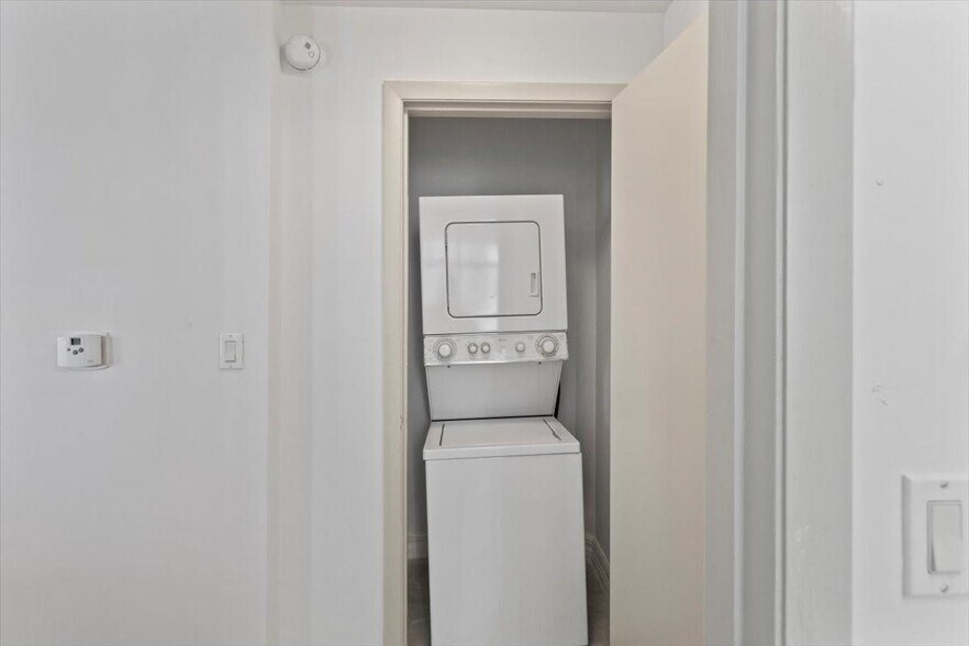 Building Photo - 1900 N Bayshore Dr