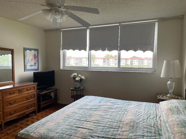 Building Photo - 9423 S Hollybrook Lake Dr