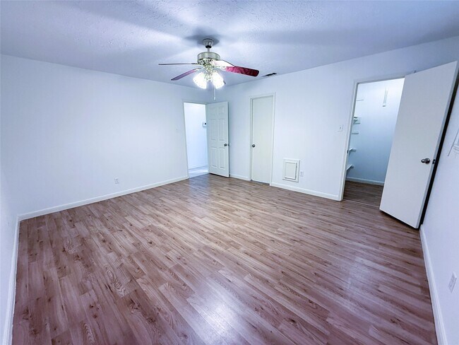 Building Photo - 6902 Sandy Knolls Dr