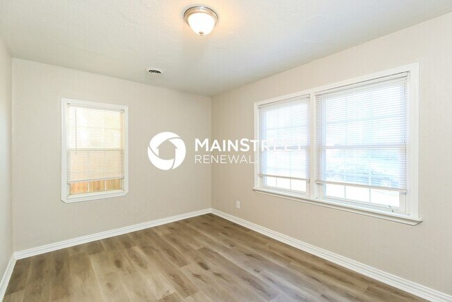 Building Photo - 4 Bedroom Pet-Friendly Home in MIDWEST CIT...