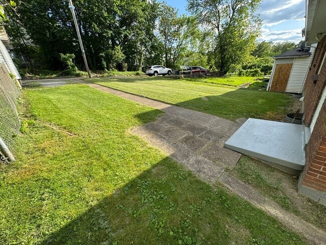 Building Photo - Updated 2-Bedroom 1-Bath Ranch House, GORG...