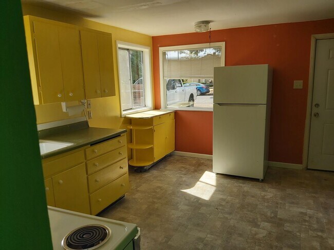 Building Photo - Cozy 1 Bed, 1 Bath House with Big Backyard and Outdoor Deck!