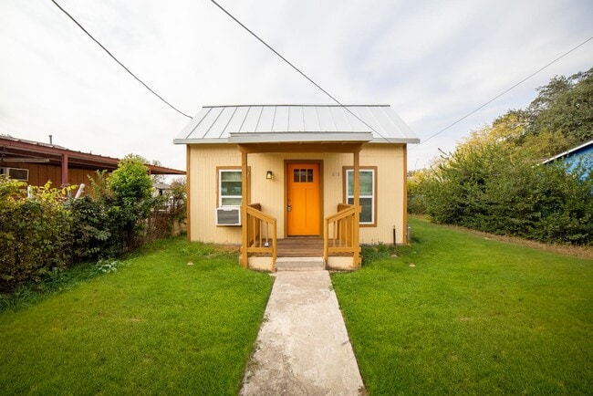 Building Photo - 611 Rochambeau St