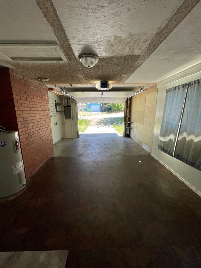 Building Photo - Pet Friendly 3 Bedroom with Spacious Yard!