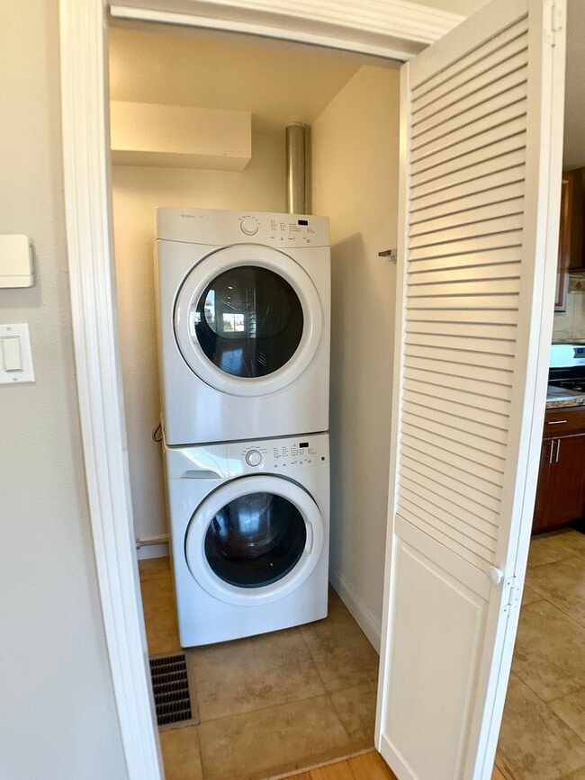 Building Photo - Updated TOP FLOOR 2BR/2BA FLAT! IN-UNIT LA...