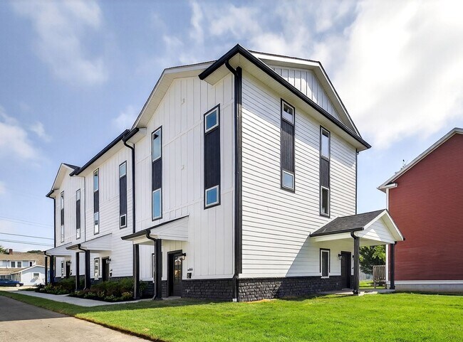 Building Photo - 415 E 10th St