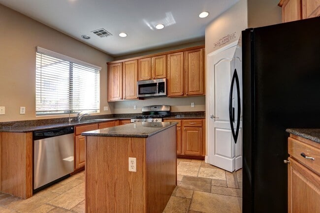Building Photo - Wonderful 4 Bedroom Home!