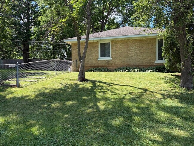 Building Photo - 649 E Rockland Rd