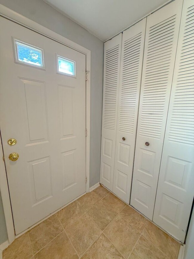 Building Photo - Move-In Ready North Raleigh Townhome Near I-440 & I-540