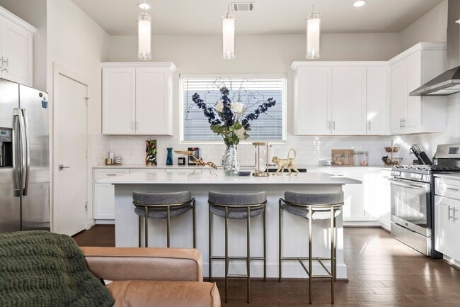 Building Photo - 2210 Lou Ellen Ln