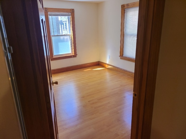 Building Photo - 152 Gore St