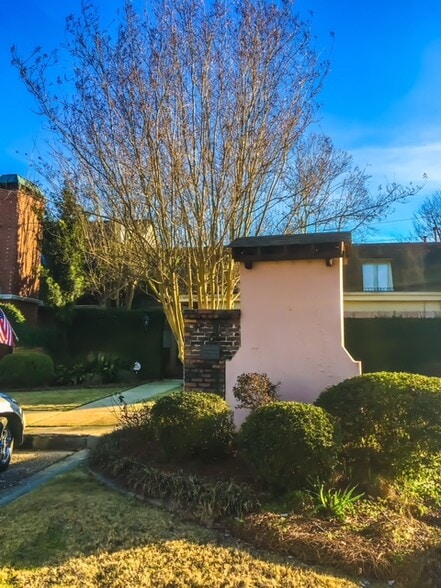 Building Photo - 2028 Hazel Hedge Ln