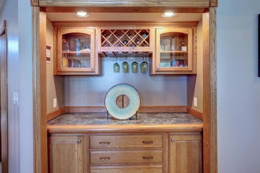 Building Photo - 3408 Lake Shore Dr