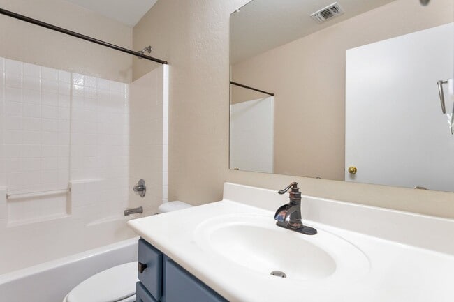 Building Photo - Welcome to this beautiful 3 bedroom, 2.5 bathroom home located in Avondale, AZ