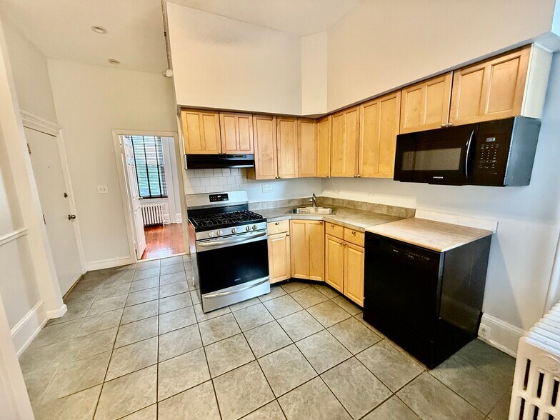 Building Photo - 302 Dickinson St