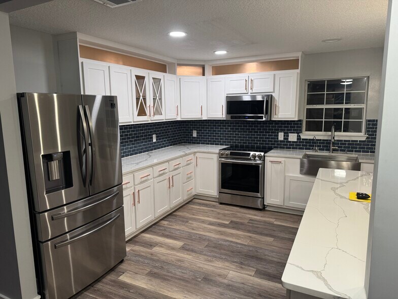 Building Photo - 407 Royal Pines Way