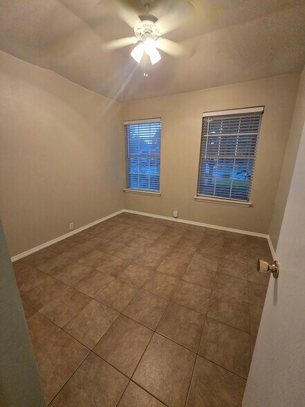 Building Photo - 903 Polished Stone Cv