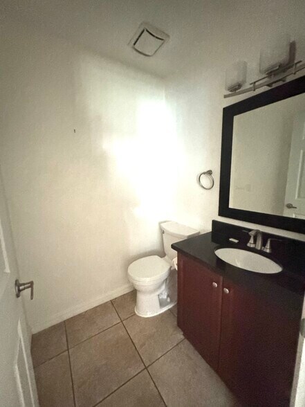 Building Photo - 2134 NE Pelican Ter