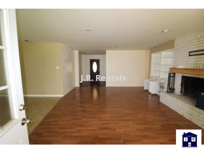 Building Photo - 616 Manning Dr