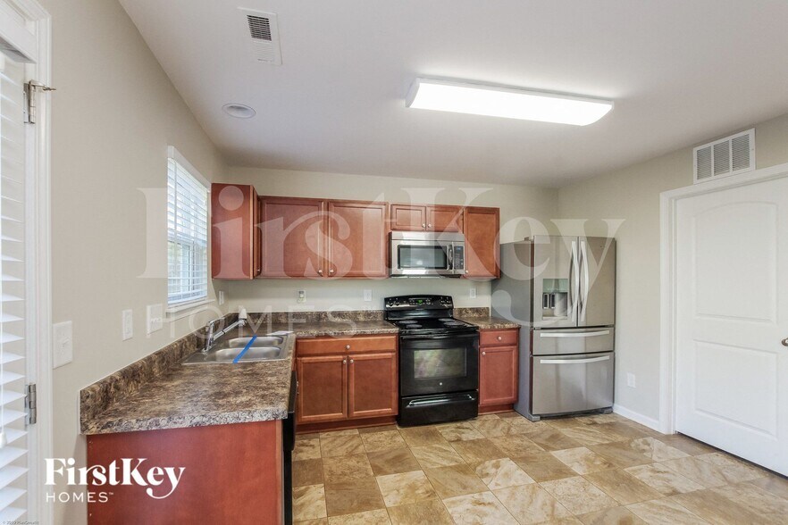 Building Photo - 9013 Sharpes Cir