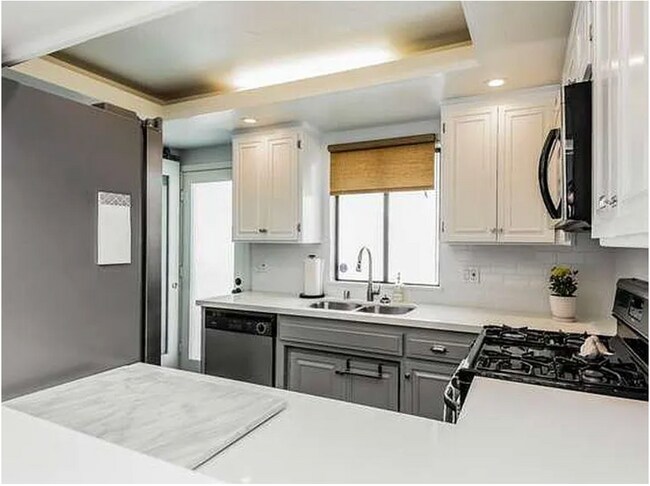 Kitchen - 1606 S Barrington Ave