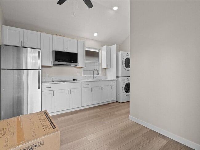 Building Photo - Brand New Midtown Casita