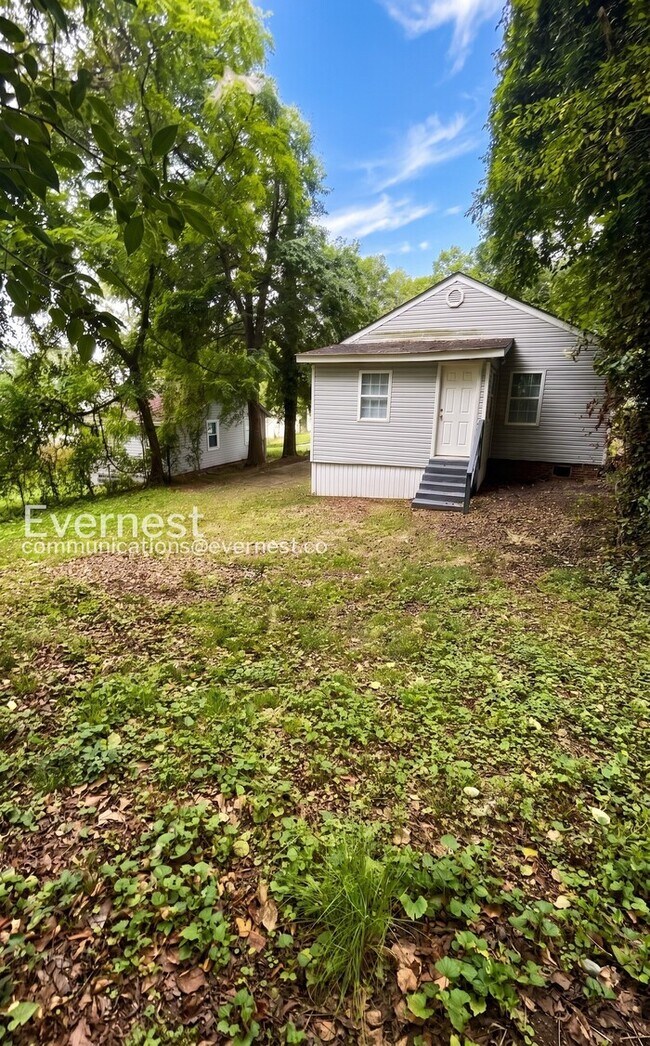 Building Photo - 2 Bed, 1 Bath Home with Off-Street Parking / Vouchers Accepted / Available Now!