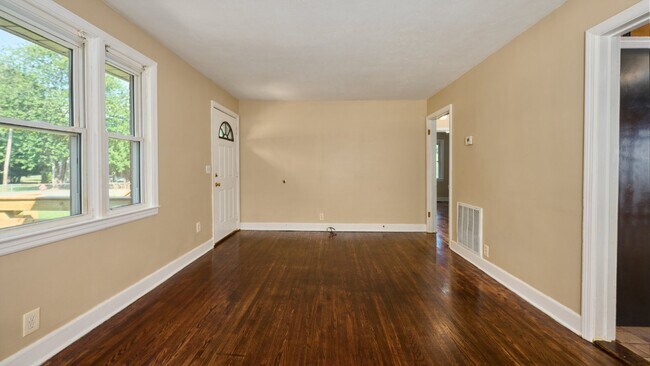 Building Photo - Near the Nashville Airport: 2BR, 1BA house...