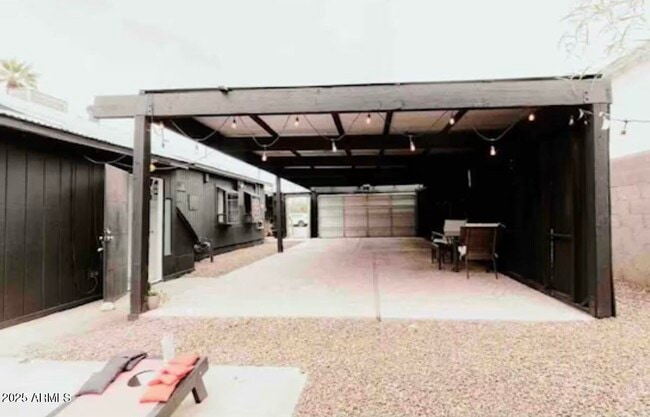 Building Photo - 1055 E Whitton Ave