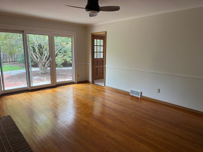 Building Photo - 2030 Chardon Rd