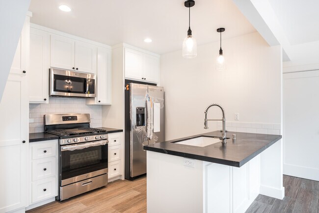 Building Photo - 1233 N Gower St