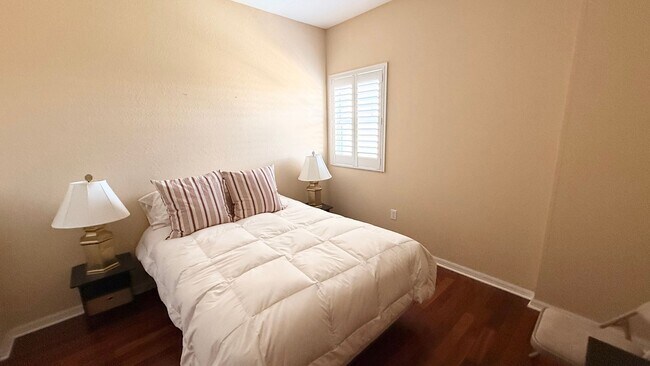 Building Photo - Annual Furnished Rental in Broadway Promen...