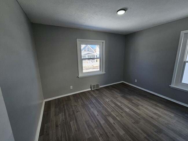 Building Photo - 4445 E 154th St