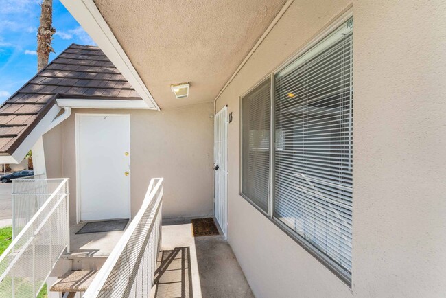 Building Photo - Cute Condo with Pool View!